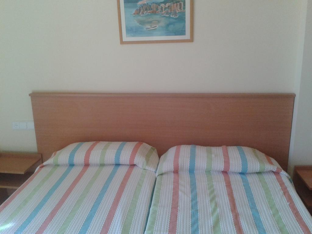 Apartamentos Fonda Finet Sant Felíu de Pallarols Oda fotoğraf